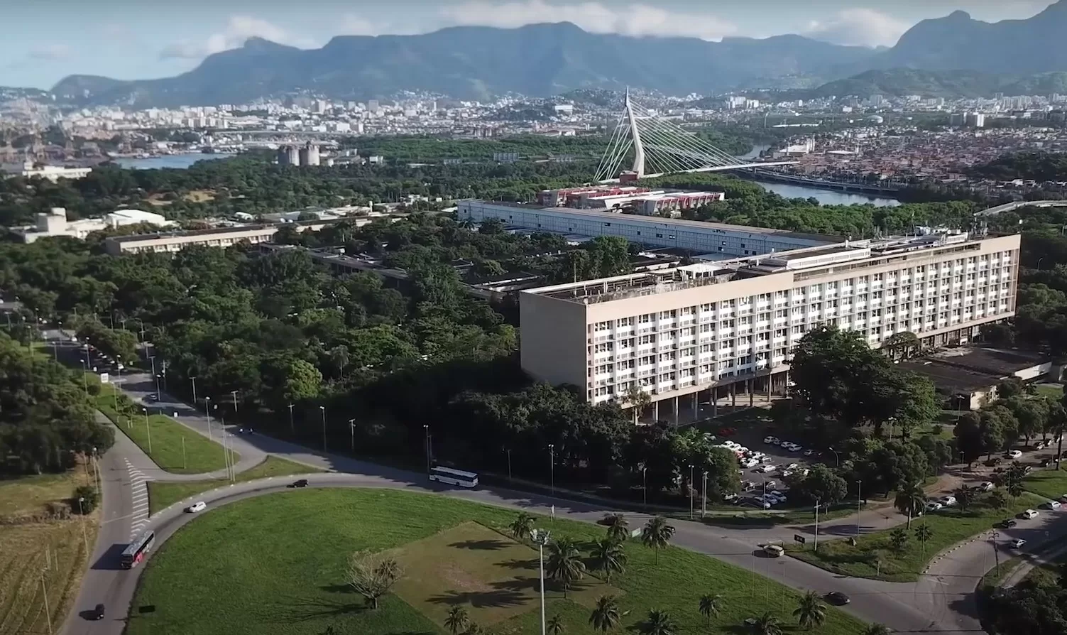 Feira da Escola Politécnica da UFRJ terá 4 mil vagas e foco no tema de IA