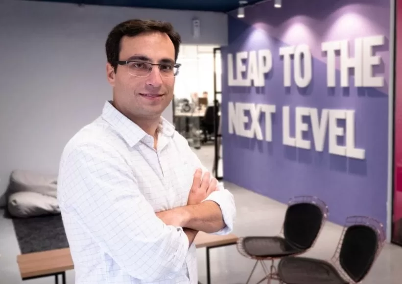 Startups nativas de IA operam com menos pessoas e crescem mais rápido, mostra estudo