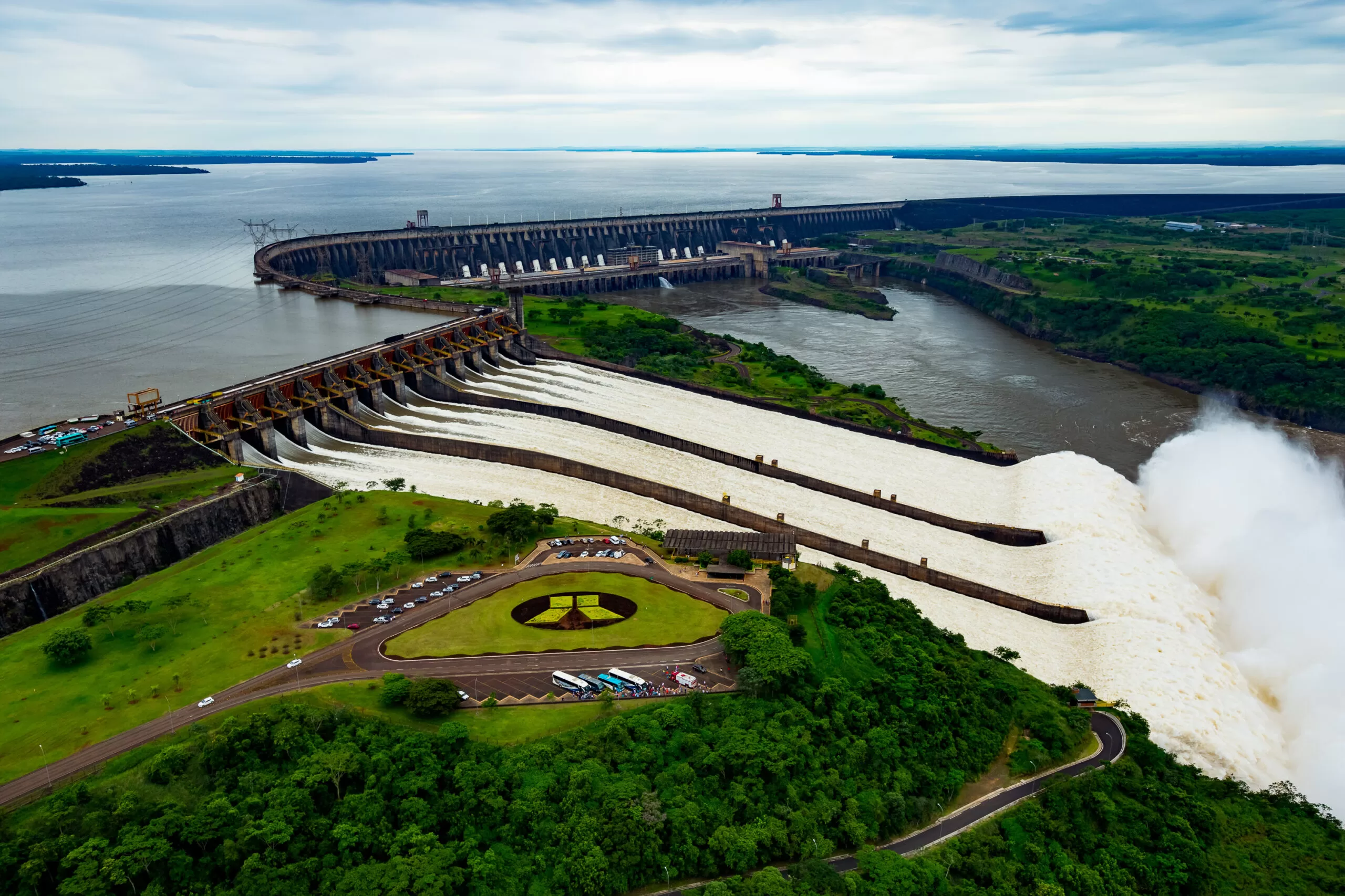 Itaipu avalia ampliar número de turbinas diante de demanda paraguaia impulsionada por IA