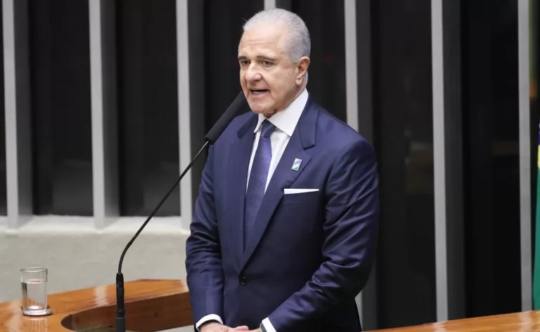 Deputado defende infraestrutura de IA robusta no Brasil e remuneração pelo uso de réplicas humanas em plataformas generativas