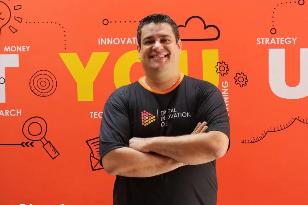 Programa terá 5 mil bolsas gratuitas cursos de modernização de sistemas legados com IA