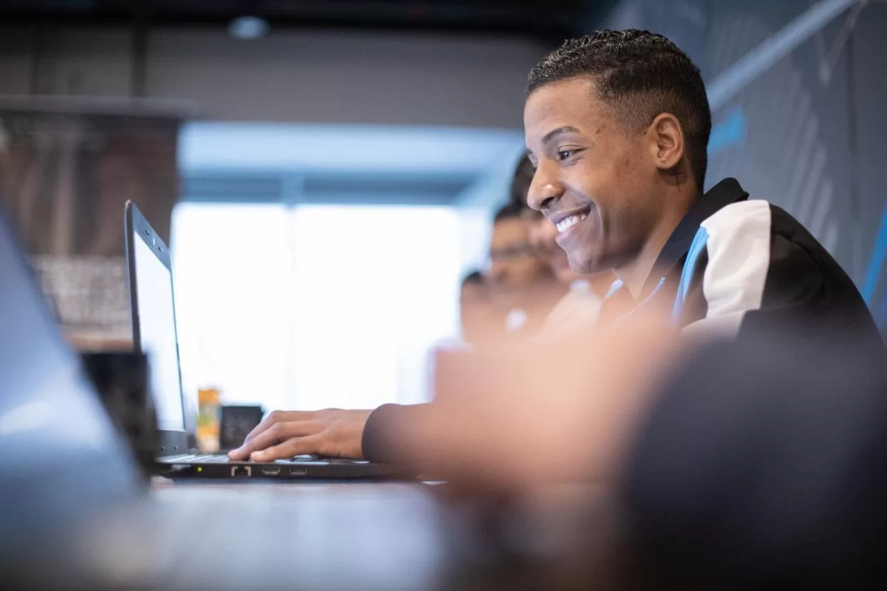 JA Brasil e StartSe lançam desafio nacional “IA para Todos” para jovens de 15 a 29 anos