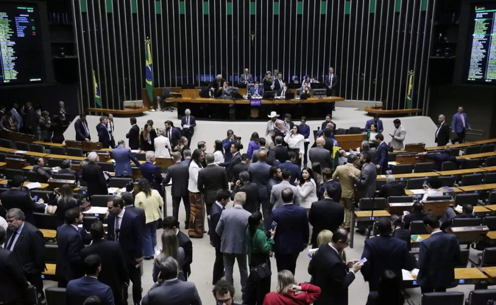 Aprovação de “blindagem” para deputados expõe descaso com IA e outras pautas do país