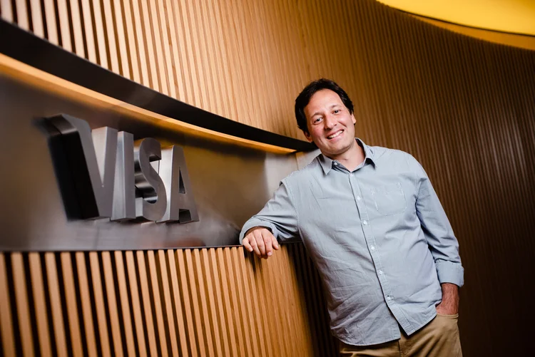 Visa lança programa LAB AI para acelerar transformação digital com inteligência artificial