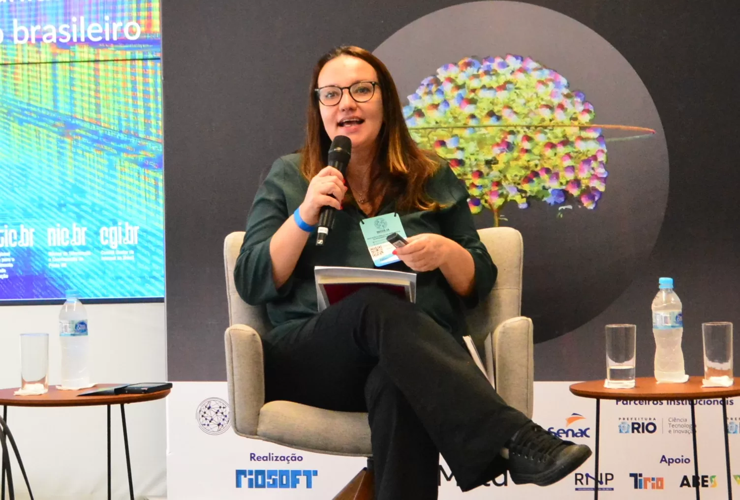 “A gente finge que não usa”: novo estudo do Cetic.br traça um mapa da IA nas escolas brasileiras