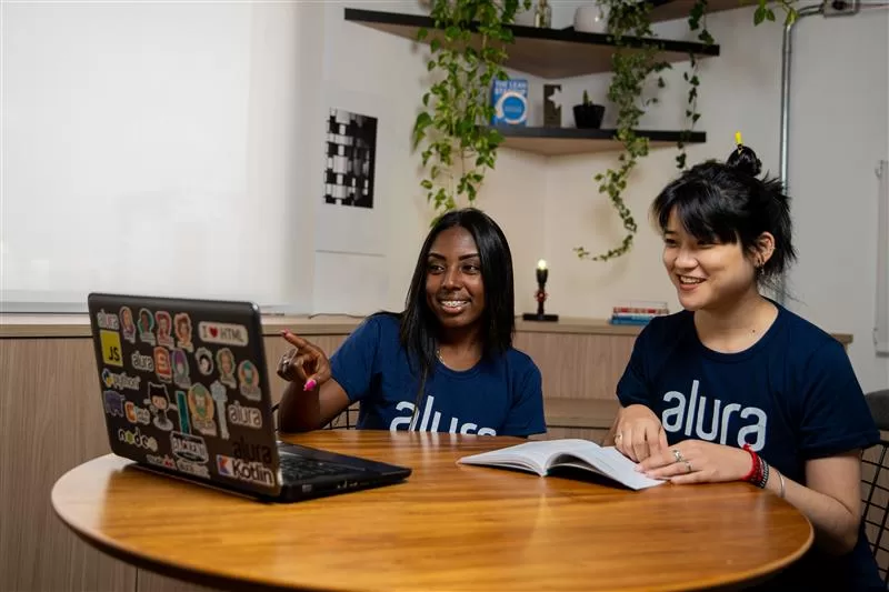 Pesquisa aponta IA como requisito básico para profissionais manterem competitividade no mercado