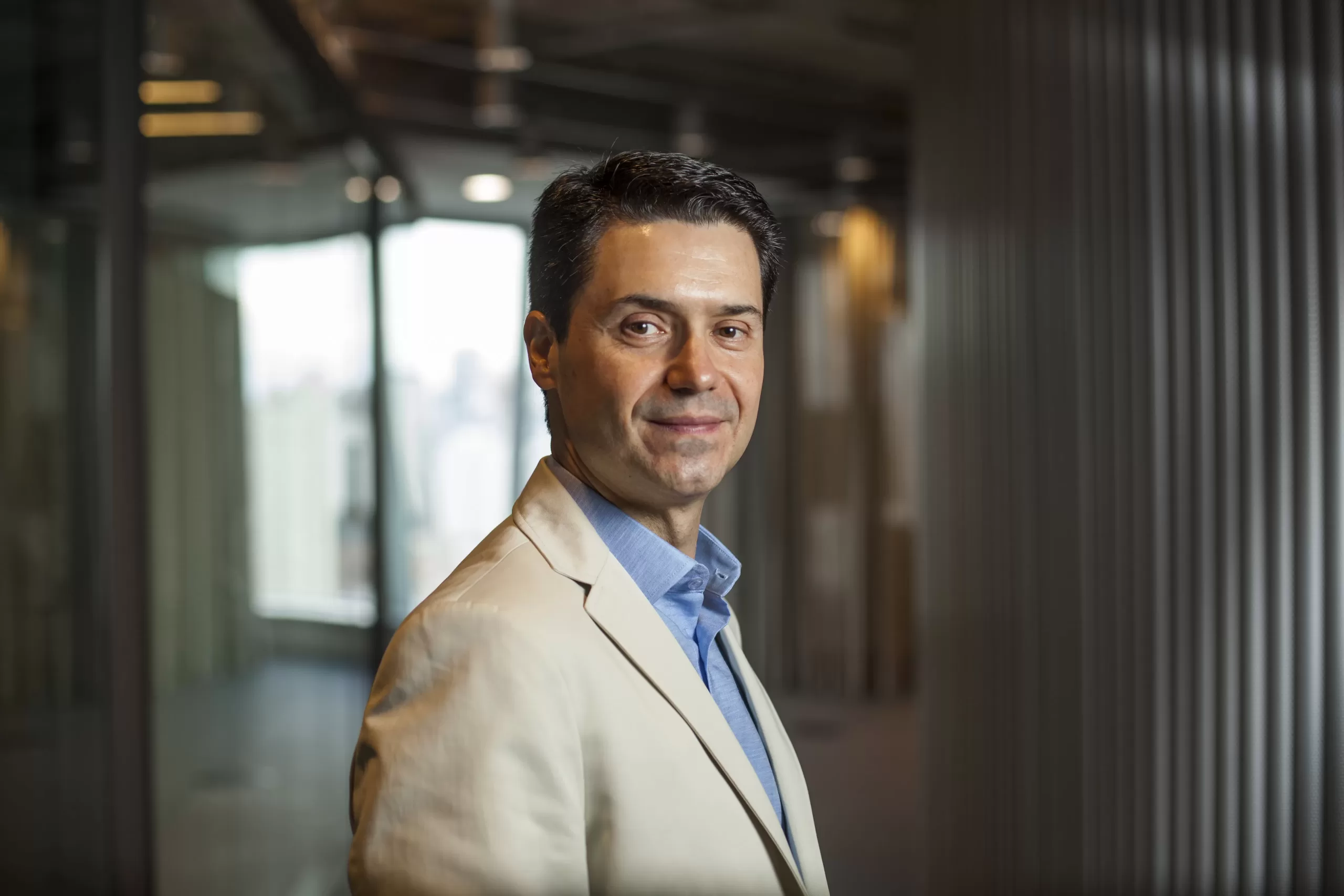 Empresas brasileiras investem US$ 14,2 milhões por ano em IA e registram retorno médio de 16%, aponta estudo