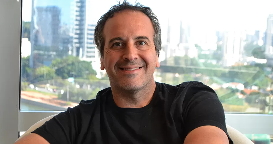 Brasileiros veem impactos da IA no emprego com mais otimismo que a média global