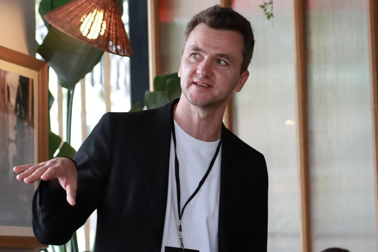 Maioria dos brasileiros não entende riscos de privacidade no uso de IA no trabalho, aponta NordVPN