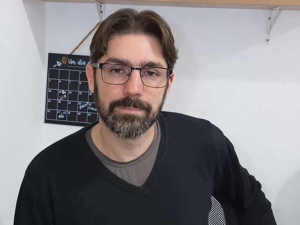 Professor do RS lança ficção científica que explora o impacto da IA na tomada de decisões humanas