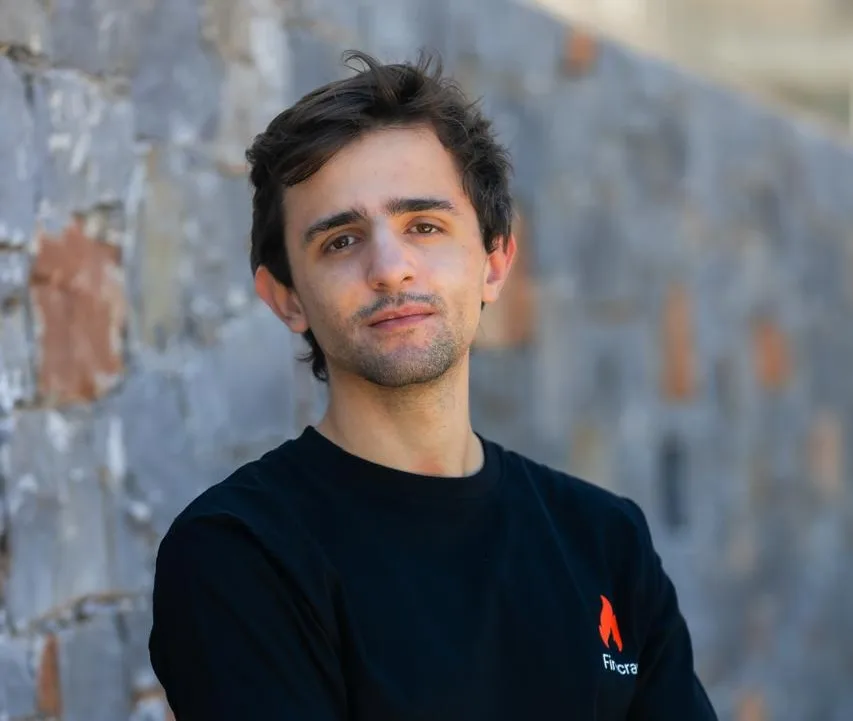 Firecrawl amplia presença no Brasil com crescimento de 750% e aposta em agente autônomo de dados