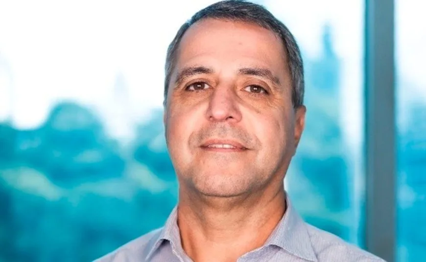 Empresas ampliam contratações enquanto enfrentam desafios com IA no Brasil