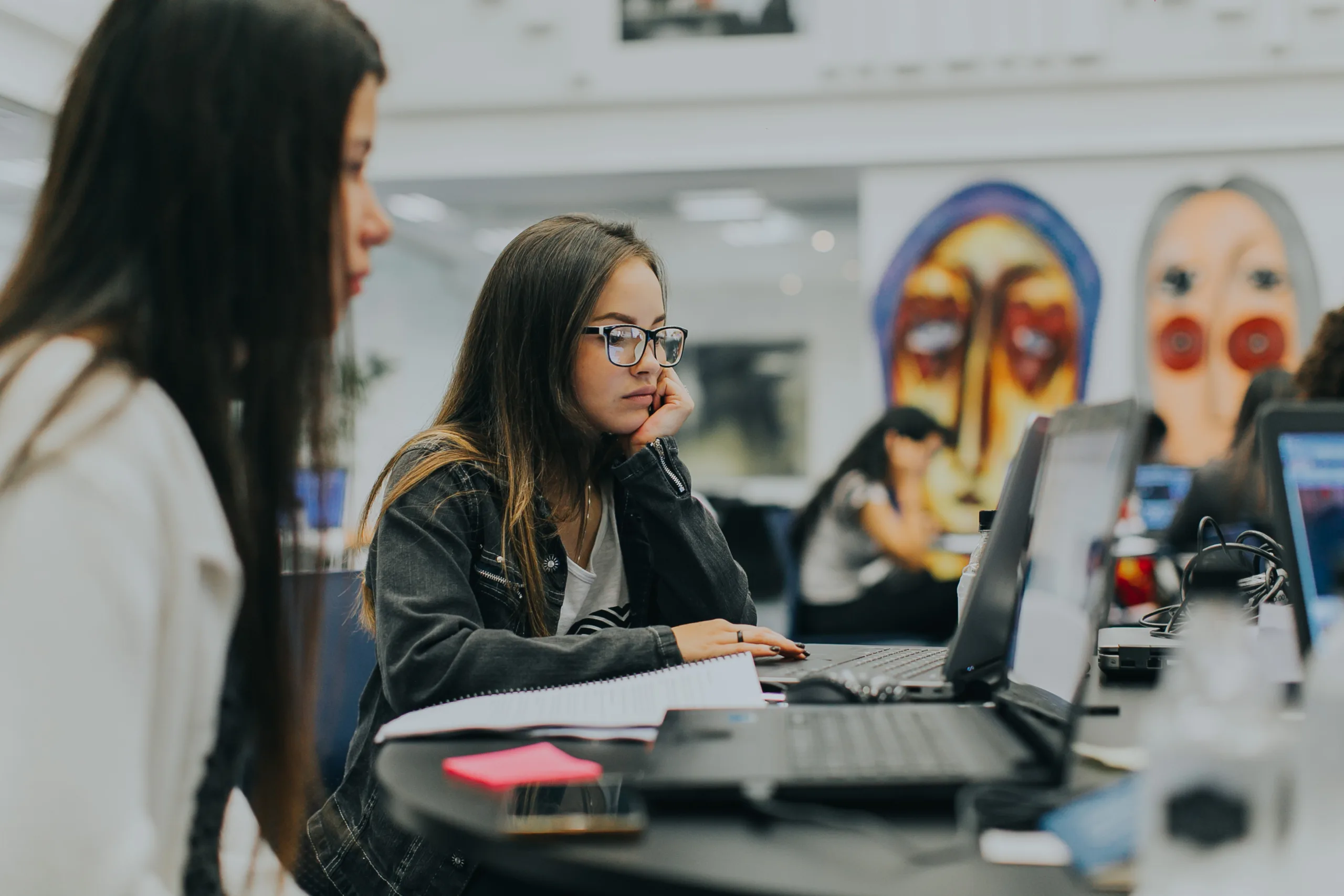 Junior Achievement Brasil oferece aula gratuita de IA para jovens em novembro